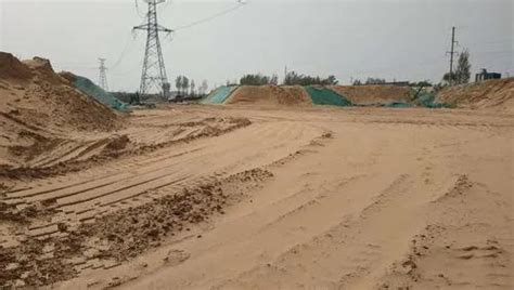 一堆又一堆 5000立方米沙子裸露 郑州市经开区九龙型砂厂不能提供环评手续-国际环保在线