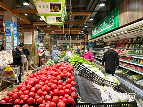 郑州恢复正常生产生活秩序 市民超市排队采购物资-搜狐大视野-搜狐新闻