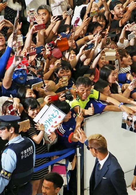 欢呼和掌声！日本男足国家队归国，800余名球迷热情接机_国际新闻_环球网