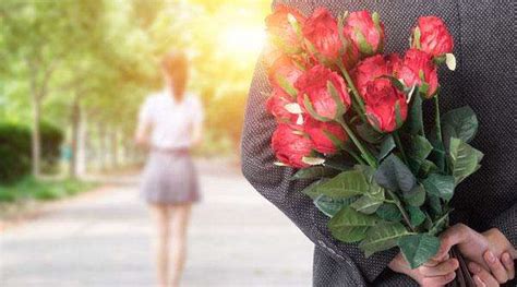 男人送花给女人高清图片下载-正版图片501466755-摄图网