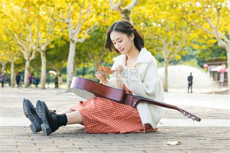 甜美女生弹吉他头像