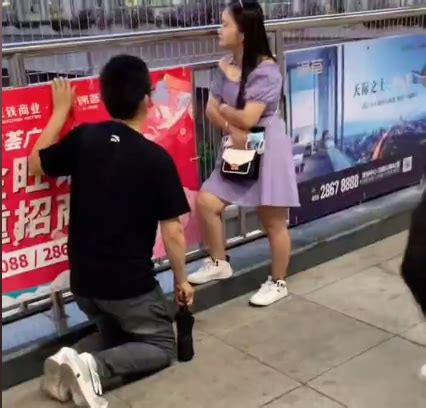 广东深圳：男子跪在天桥上请求女子原谅，网友：爱得很卑微_凯迪网资讯
