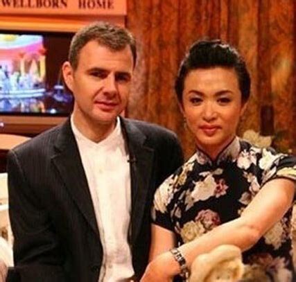 金星再领结婚证!时隔18年与汉斯重新登记结婚——上海热线娱乐频道