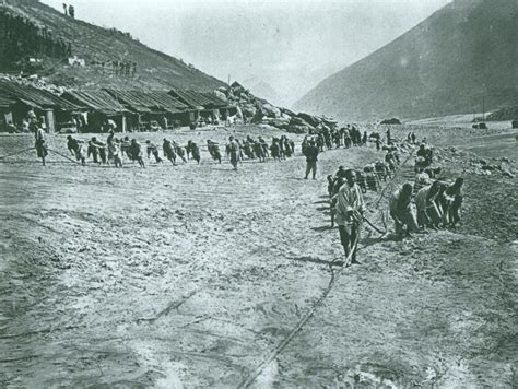 一百年前的四川凉山彝族人的生活：深山里非常闭塞，贫穷而淳朴