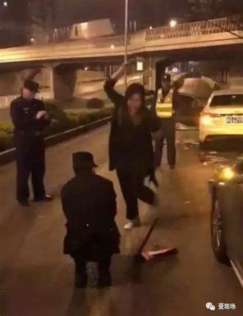 北京女司机醉驾袭警:撞车后欲逃逸，踹民警裆部