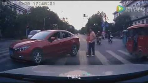 父女俩人过马路被车剐蹭，车主下车就是一脚！_腾讯视频