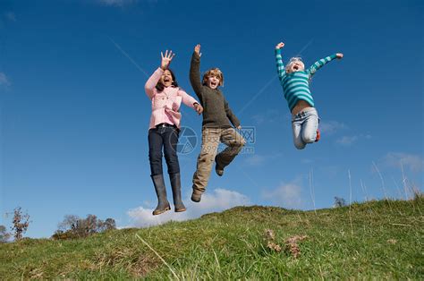 孩子们在山上跳跃高清图片下载-正版图片501450340-摄图网