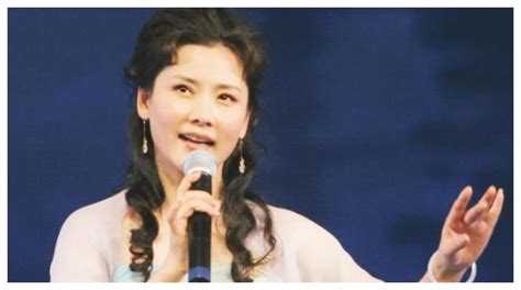 53岁鞠萍姐姐现身，被赞优雅美丽依旧，身旁搭档绿泡泡却变了样？