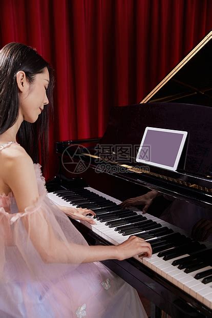 钢琴教师弹奏钢琴高清图片下载-正版图片501783682-摄图网