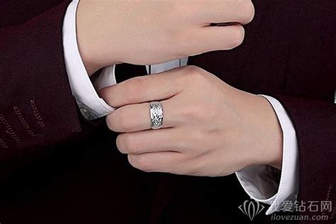 男人戒指的戴法和意义有哪些 男人为何要戴戒指 - 冰种玻璃种翡翠手镯挂件A货_翡翠原石种水等级划分鉴定价格多少钱，国翠世家珠宝