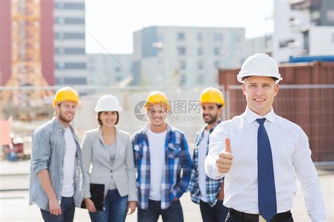 商业,建筑,队合作,手势人的群微笑的建设者硬汉中展示大拇指户外高清图片下载-正版图片300835287-摄图网