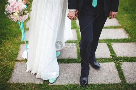 新郎从后面抱着新娘，双手放在腰上高清摄影大图-千库网