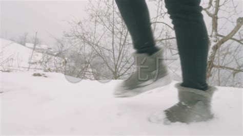 女人在雪中行走雪地靴_3840X2160_高清视频素材下载(编号:8096533)_实拍视频_光厂(VJ师网) www.vjshi.com
