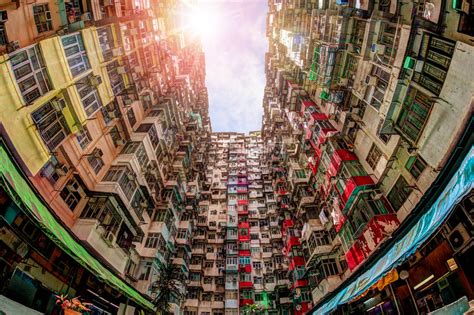 清晨的阳光透过香港鲗鱼涌旧住宅区一个过度拥挤的住宅楼的屋顶窥视高清图片下载-正版图片505030039-摄图网