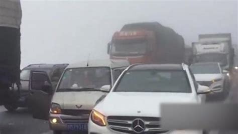 沪蓉高速南充段交通事故中的小车司机被带走调查