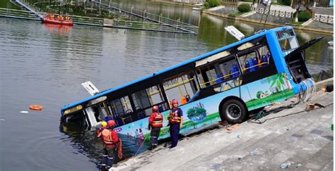 贵州公交车坠湖事件∣死亡21人，中包括5名学生和驾驶员