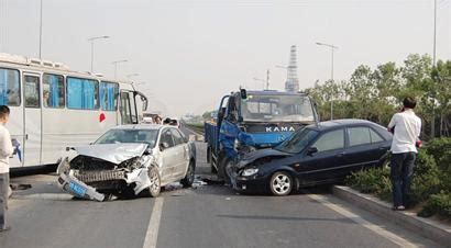 韩国一高速路段发生车祸，致中国公民6死4伤