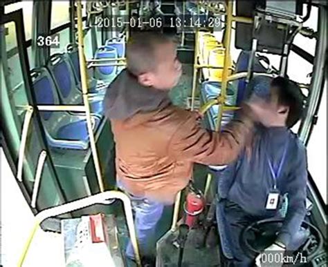 长沙公交司机拒绝乱停 遭男乘客狂扇耳光（图） - 热点新闻 - 红网视听