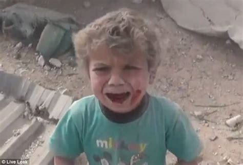空袭过后，小孩赤脚从废墟中走出_手机凤凰网