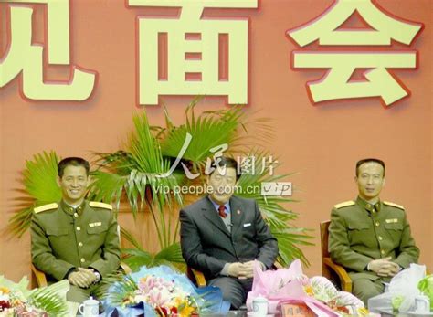 航天英雄费俊龙、聂海胜与南京学生代表面对面-人民图片网