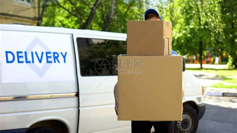 送货工人拿着许多纸箱快递包裹运输服务高清图片下载-正版图片505576323-摄图网