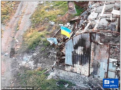 乌克兰国旗刚飘扬在蛇岛上空 没多久就遭到俄军轰炸_手机新浪网