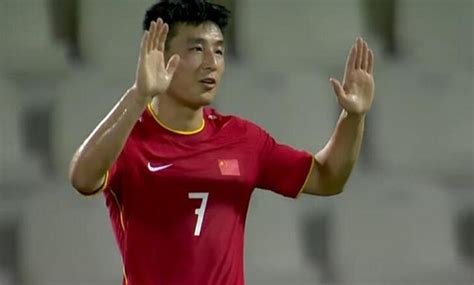 国足0-1叙利亚，赛后球迷齐骂丢人现眼，郑智在人群默默鼓掌_PP视频体育频道