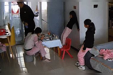 【安徽】妈妈刚炒好4个菜一家人正准备开吃 却被调皮的女儿一脚踹翻_一家人_女儿_妈妈