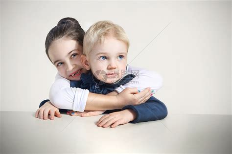 哥哥和妹妹拥抱孩子们家庭桌子工作室手臂兄弟孩子牛仔裤金发头发高清图片下载-正版图片320856634-摄图网