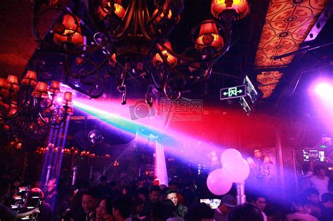 很嗨的酒吧夜场聚会与DJ高清图片下载-正版图片500530490-摄图网