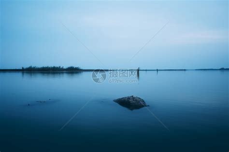 水天一线的湖泊自然景观高清图片下载-正版图片600277699-摄图网