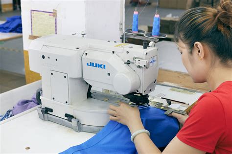 山西运城：制衣企业赶制订单生产忙-人民图片网