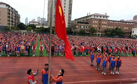 罗湖区举行升旗仪式 庆祝新中国成立70周年_深圳新闻网