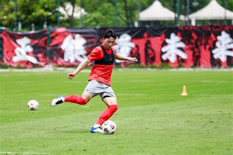 上海海港足球俱乐部的将士们开启了新一周的训练