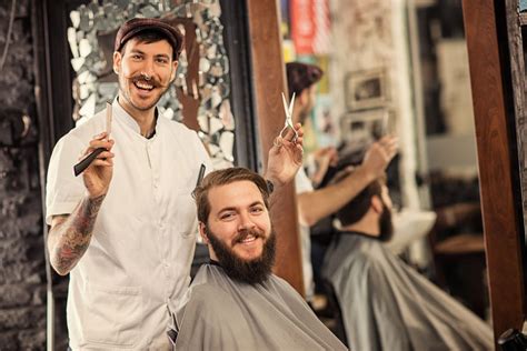 理发图片-帅哥理发师为男性客户剪头发素材-高清图片-摄影照片-寻图免费打包下载