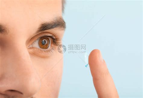年轻人用隐形眼透视镜监视彩高清图片下载-正版图片504433562-摄图网