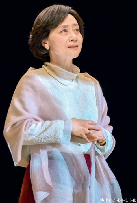 “贵族小姐”黄梅莹：嫁给小2岁金鑫很幸福，如今73岁依旧气质优雅