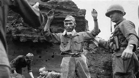 二战时德国士兵拍摄的老照片 向列宁雕像投掷石块的苏联老百姓