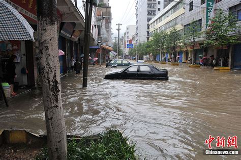 四川巴中暴雨致洪水围城 数百辆车被淹成“废铁”
