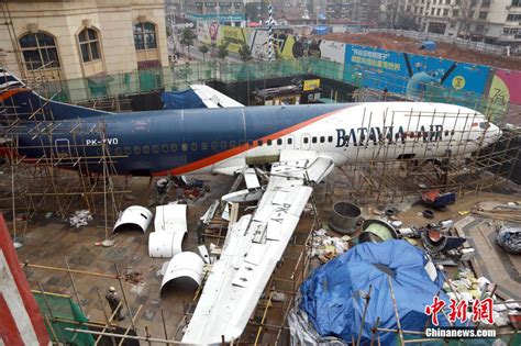波音737客机“降落”武汉街头_新闻频道_中国青年网