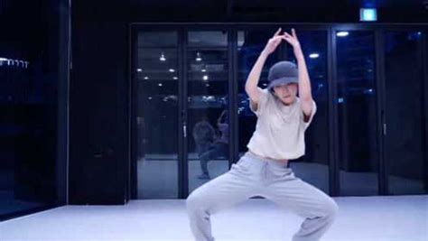 女生流行舞蹈视频《The Light》简单易学又很酷！