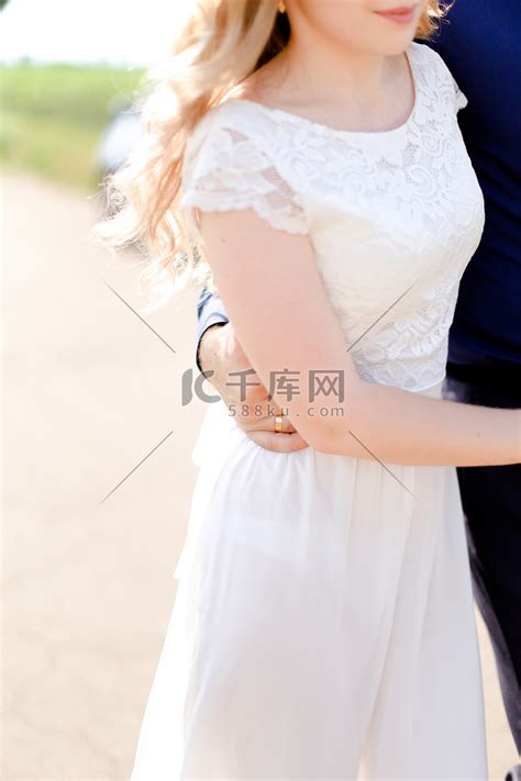 新郎抱起新娘高清图片下载-正版图片501857928-摄图网