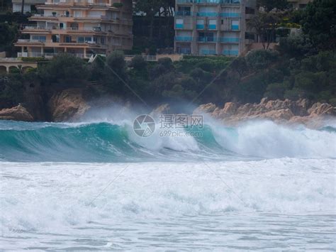 大浪拍打着海岸的沙子和岩石高清图片下载-正版图片506034453-摄图网