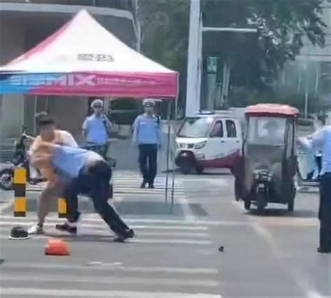 男子当街殴打交警，警方通报_凤凰网资讯_凤凰网