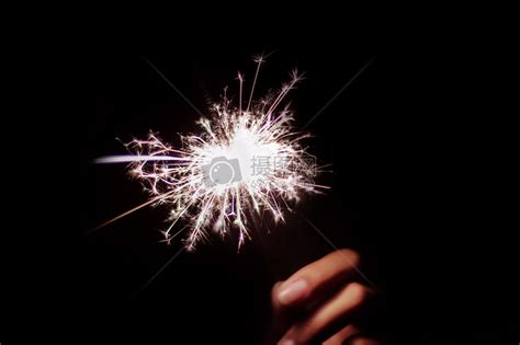 夜空中的焰火 仙女棒 手持烟花高清图片下载-正版图片500138917-摄图网