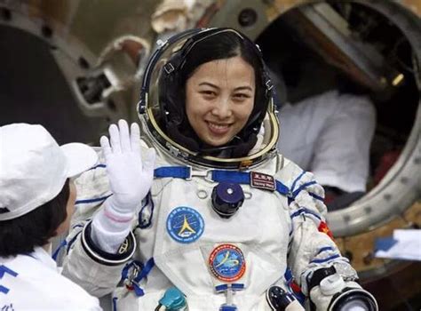 中国首位进行太空授课的女航天员