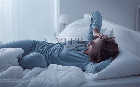 抑郁的女人在夜里醒来照片摄影图片_ID:305396231-Veer图库