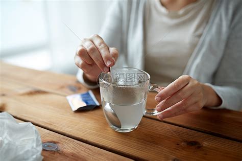 保健,医学人的密切妇女搅拌药物杯子与勺子高清图片下载-正版图片300620863-摄图网