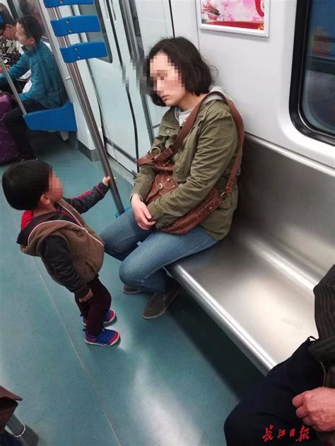 爸爸抱熟睡女儿坐地铁，一路无人让座，他的举动让人泪目_公交车上一个抱孩子的母亲无人让座 - 育儿指南
