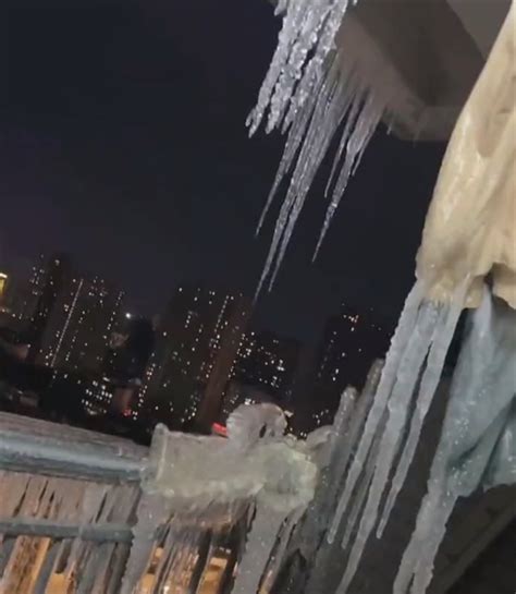 看看冻雨的可怕威力！武汉一居民家阳台成“冰雪世界”：这些地方还要下_非常在线